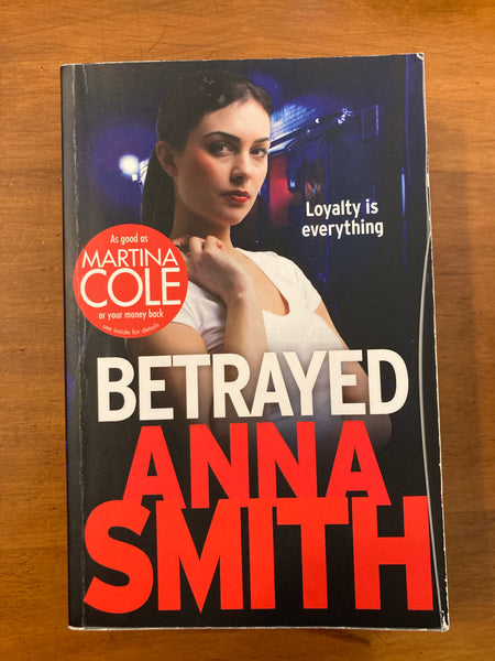 Smith, Anna - Betrayed (Paperback)